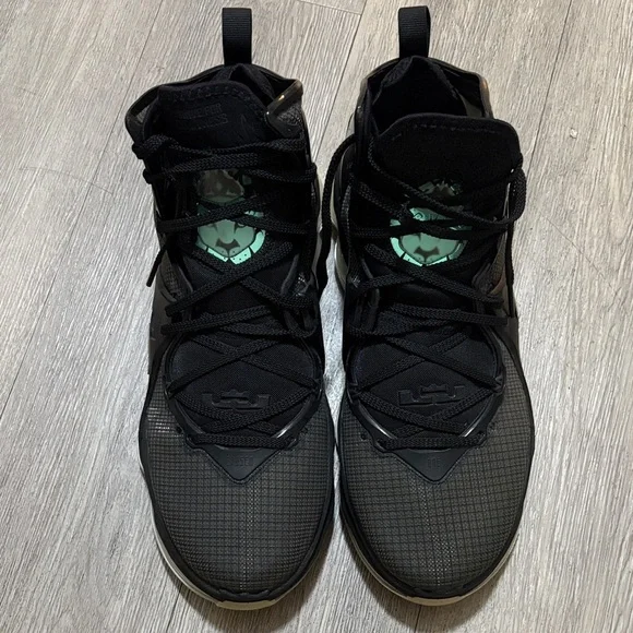 Nike Men's Black and Green Athletic Shoes